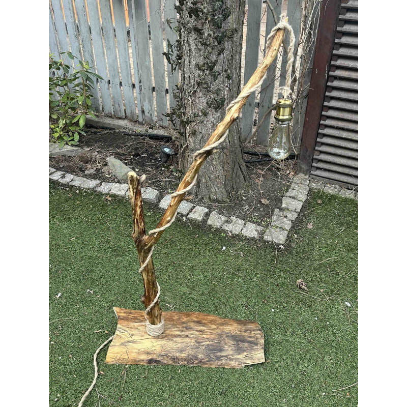 Lampa stojąca na drewnianej nodze 115 cm – rustykalny styl