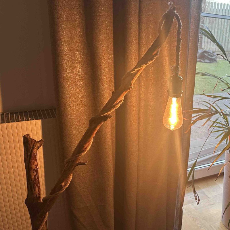 Lampa stojąca na drewnianej nodze 115 cm – rustykalny styl