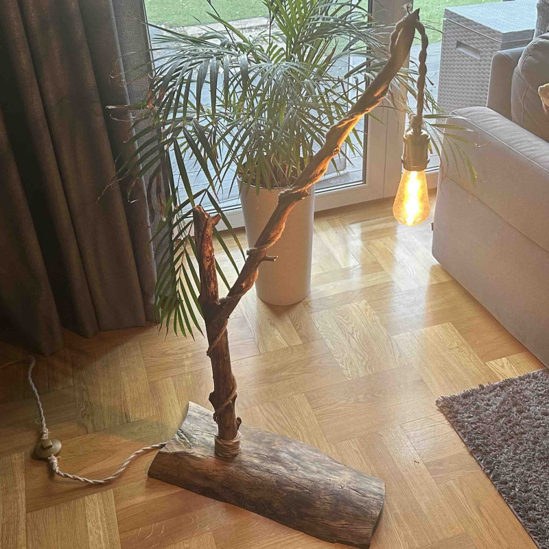 Lampa stojąca na drewnianej nodze 115 cm – rustykalny styl
