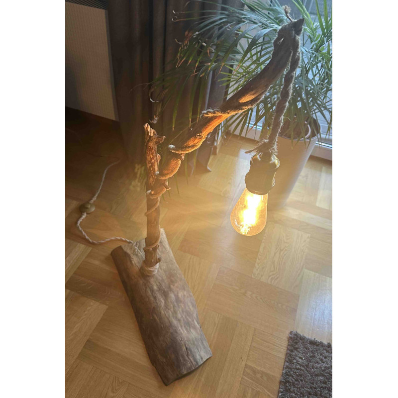 Lampa stojąca na drewnianej nodze 115 cm – rustykalny styl